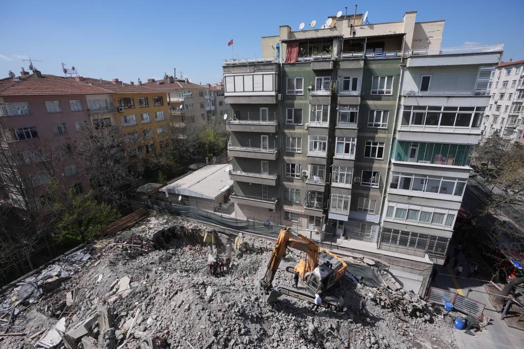 Ankara'da istinat duvarı çöktü. Bir işçi enkaz altında 10